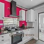 Stylish 3 Bed House In Reading, Perfect For Business & Contractors, Free Parking