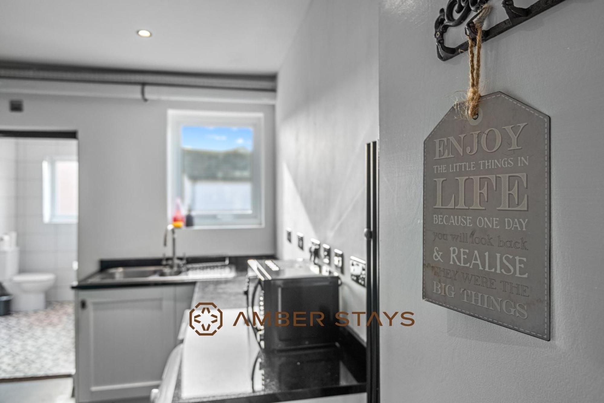 Stylish 3 Bed House In Reading, Perfect For Business & Contractors, Free Parking