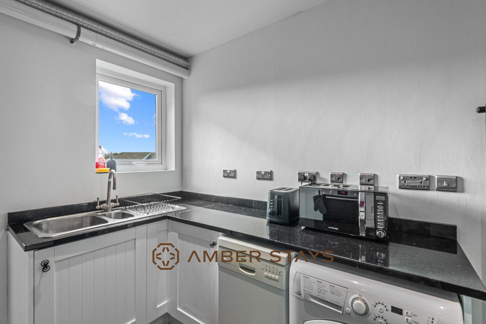 Stylish 3 Bed House In Reading, Perfect For Business & Contractors, Free Parking Reading