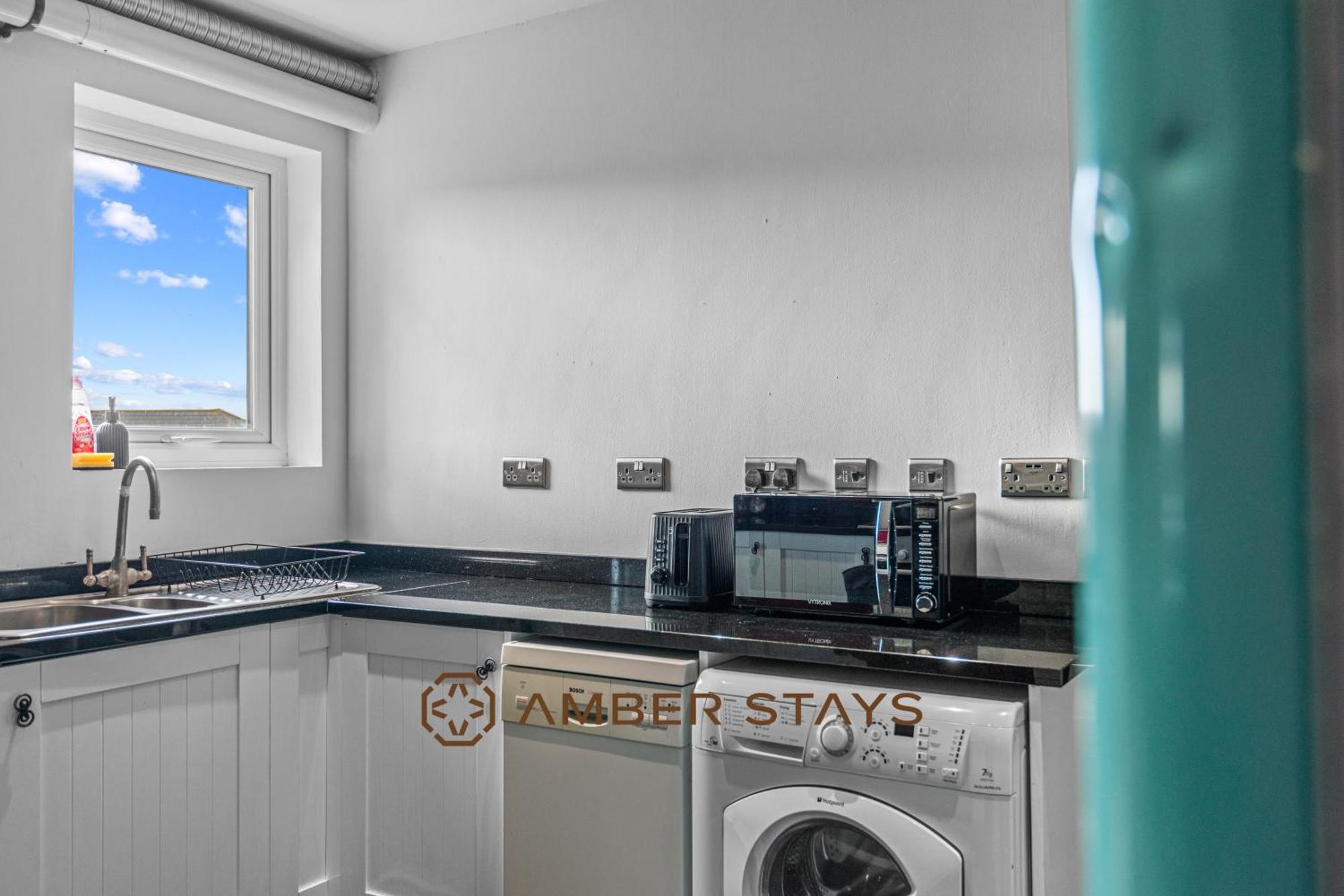 Stylish 3 Bed House In Reading, Perfect For Business & Contractors, Free Parking * Reading