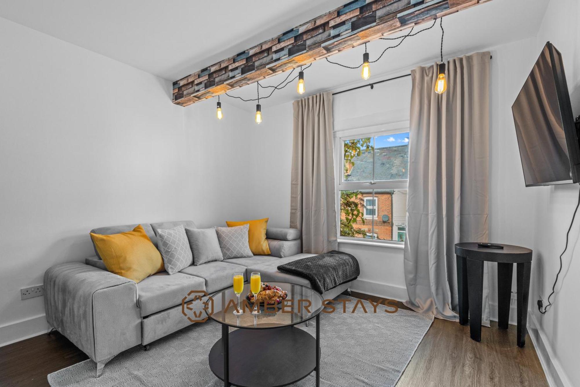 Stylish 3 Bed House In Reading, Perfect For Business & Contractors, Free Parking