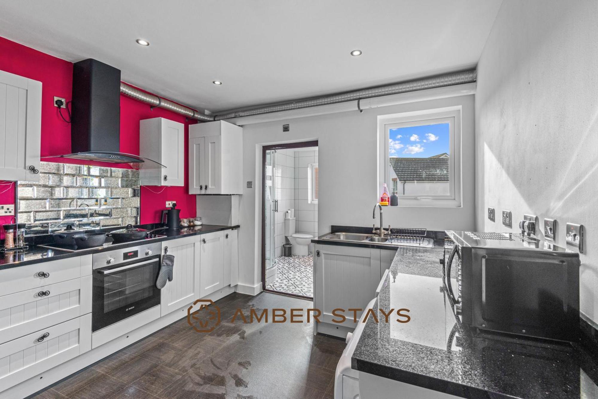 Stylish 3 Bed House In Reading, Perfect For Business & Contractors, Free Parking Holiday home *