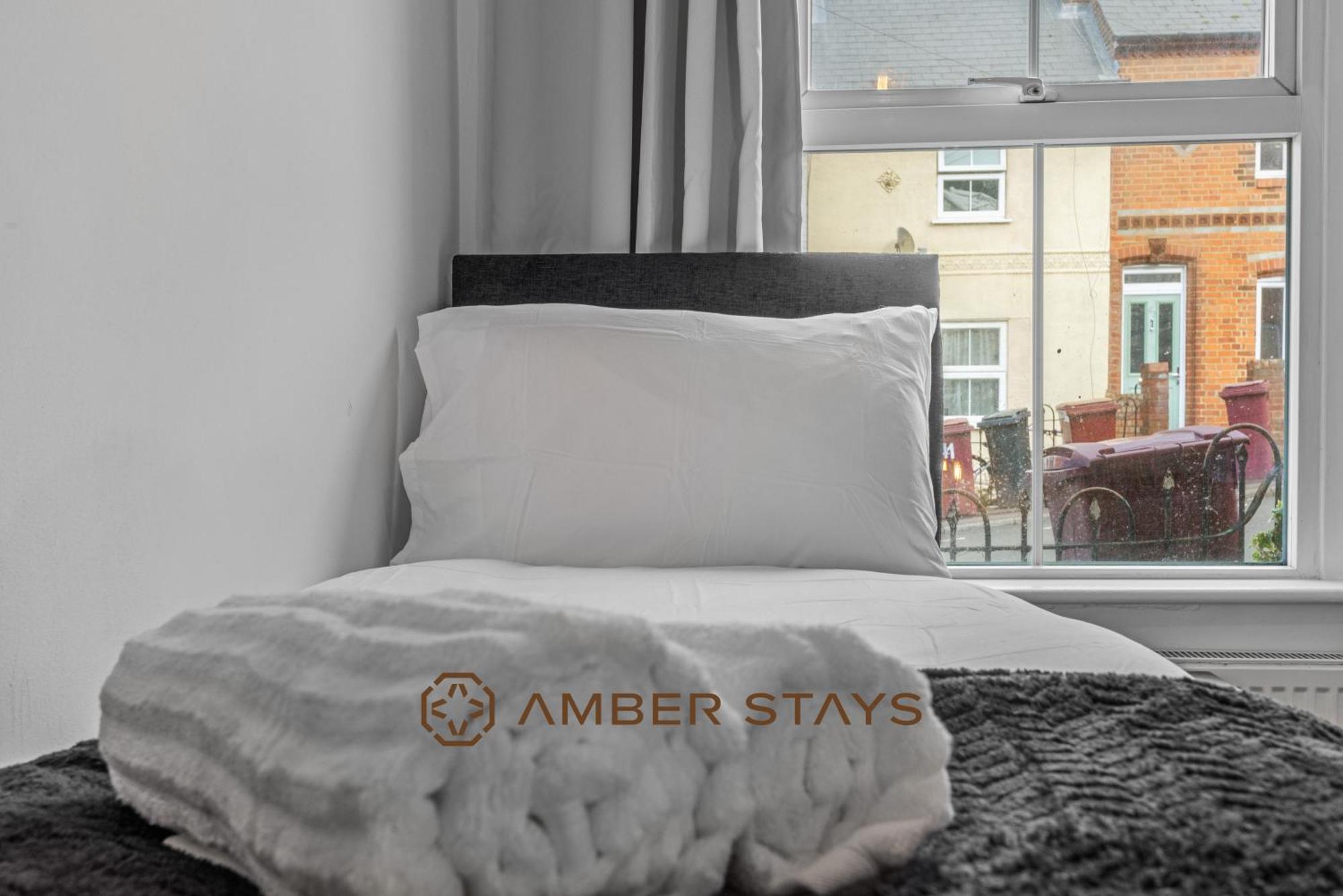 Stylish 3 Bed House In Reading, Perfect For Business & Contractors, Free Parking Holiday home