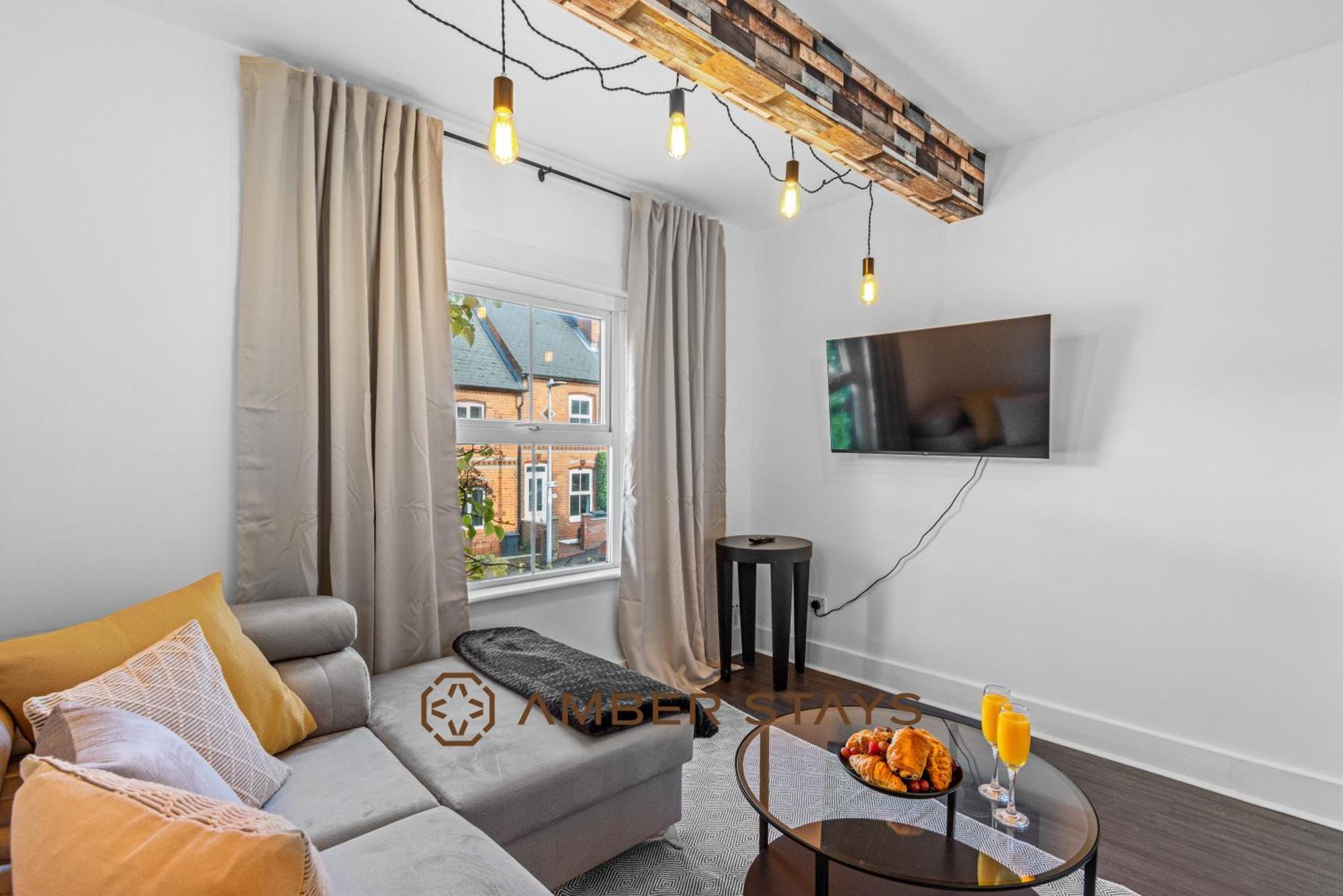 Stylish 3 Bed House In Reading, Perfect For Business & Contractors, Free Parking Holiday home