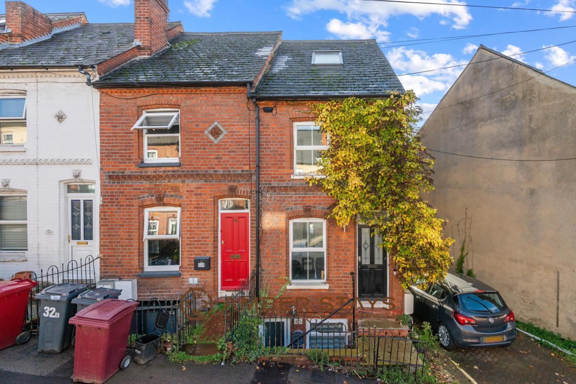 Stylish 3 Bed House In Reading, Perfect For Business & Contractors, Free Parking *
