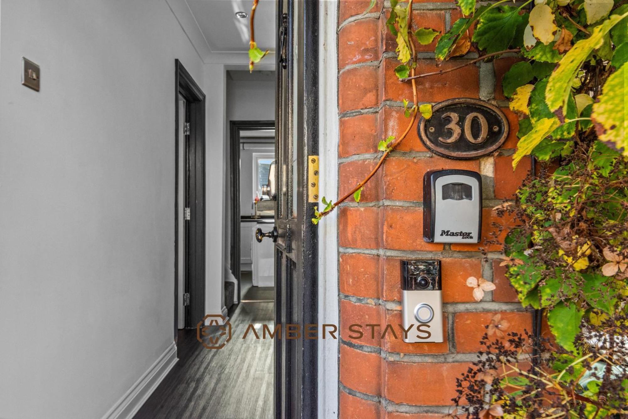 Stylish 3 Bed House In Reading, Perfect For Business & Contractors, Free Parking * Reading