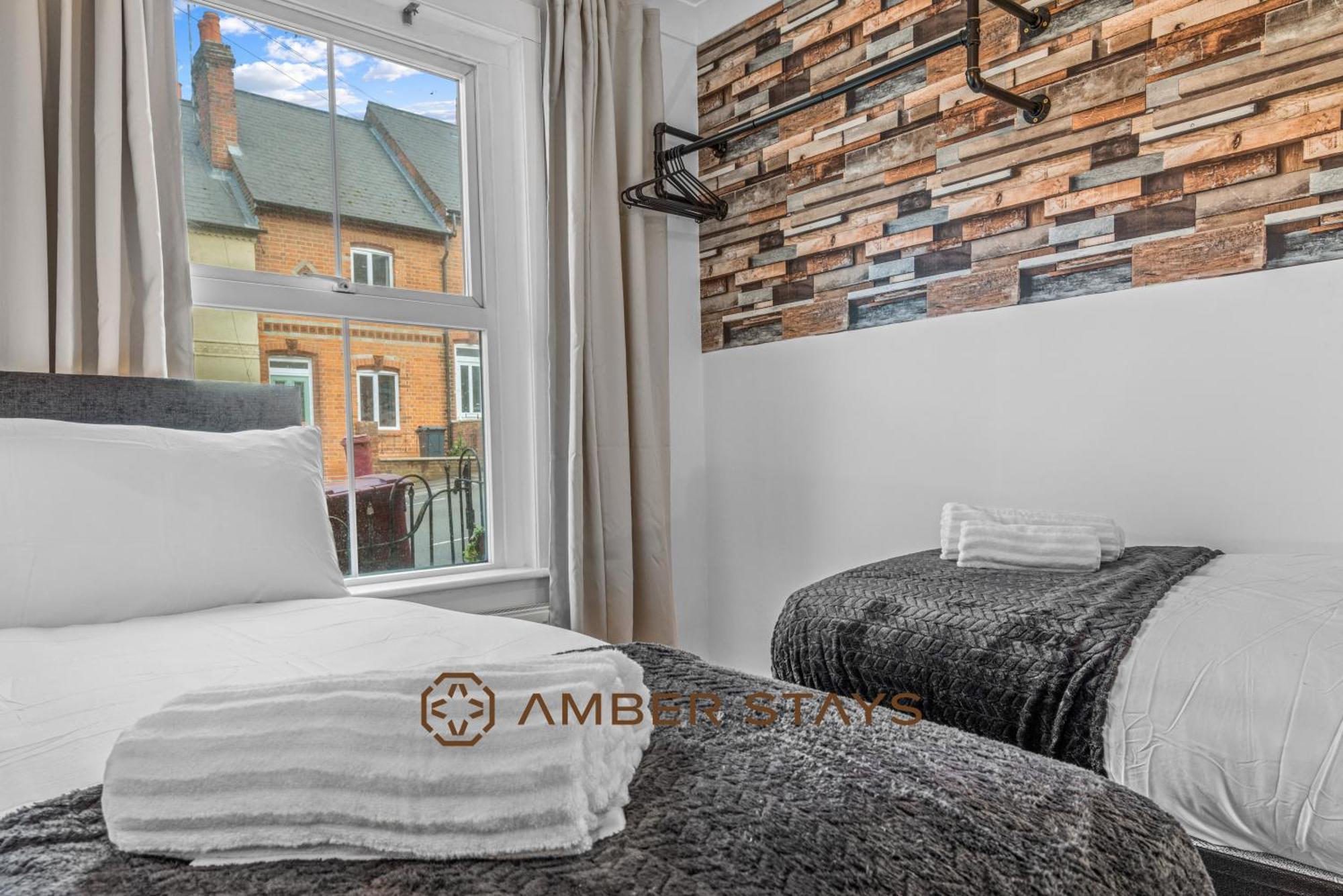 Stylish 3 Bed House In Reading, Perfect For Business & Contractors, Free Parking